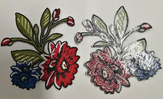 2Pcs/Grens van Paar de Witte Rose Iron On Embroidery Flowers Merrowed voor Kleren