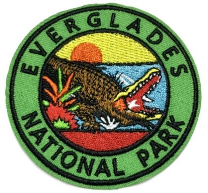 Geborduurd het Flardijzer van het Everglades Nationaal Park Douane bij de Steun van de Achtergrond van de Keperstofstof
